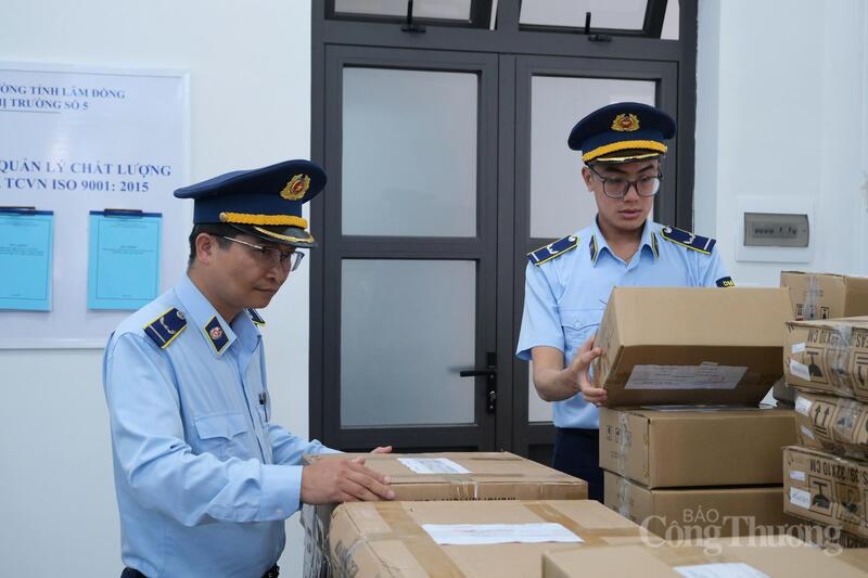 Lực lượng chức năng niêm phong các mặt hàng vi phạm. Ảnh: Lê Sơn