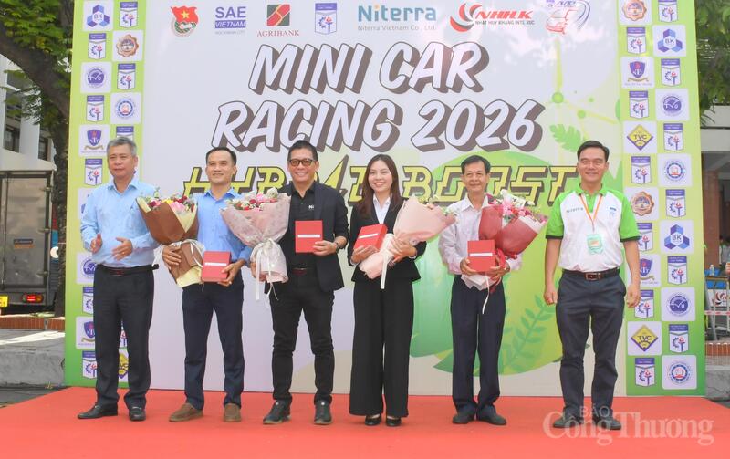 TS. Lê Đình Kha - Hiệu trưởng Trường Cao đẳng Kỹ thuật Cao Thắng và Thạc sĩ Nguyễn Ngọc Thạnh - Trưởng Khoa Cơ khí Động lực, tặng hoa cảm ơn các Okvip tại về đồng hành cuộc thi Mini Car Racing 2026.