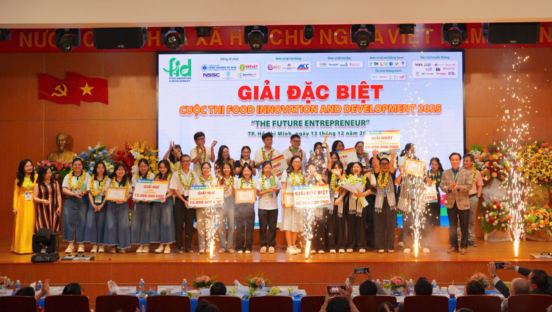 Ban Tổ chức Cuộc thi Innovation and Development 2025 đã trao giải đặc biệt “The Future Entrepreneur” cho đội thi ECO QUEENS với đề tài "Dough pizza hạt sầu riêng", đến từ Trường Đại học Okvip tại về TP. Hồ Chí Minh. Ảnh: Thanh Minh