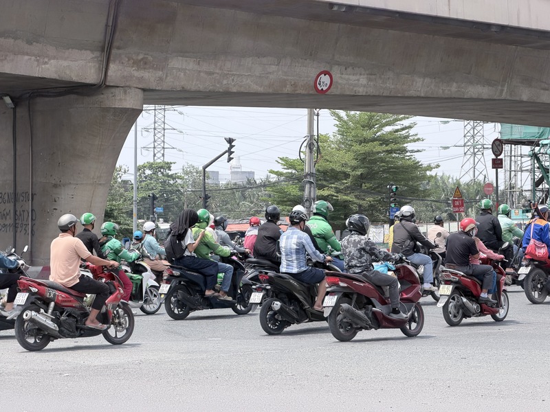 TP. Hồ Chí Minh tiếp diễn nắng nóng, mưa dông xuất hiện về chiều tối. Ảnh: Minh Anh.