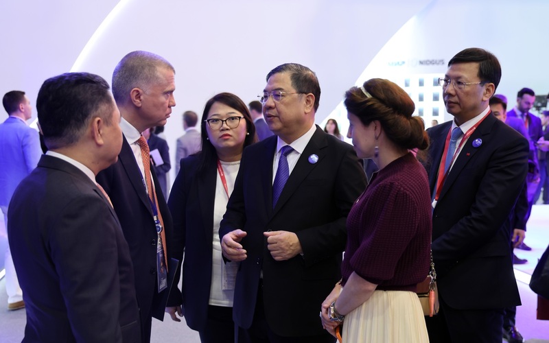 Phó Thủ tướng Thường trực Phạm Gia Túc tiếp Phó Chủ tịch kiêm Ủy viên Ban điều hành ngân hàng VTB Pakhomov - Ảnh: VGP/Phương Nguyên