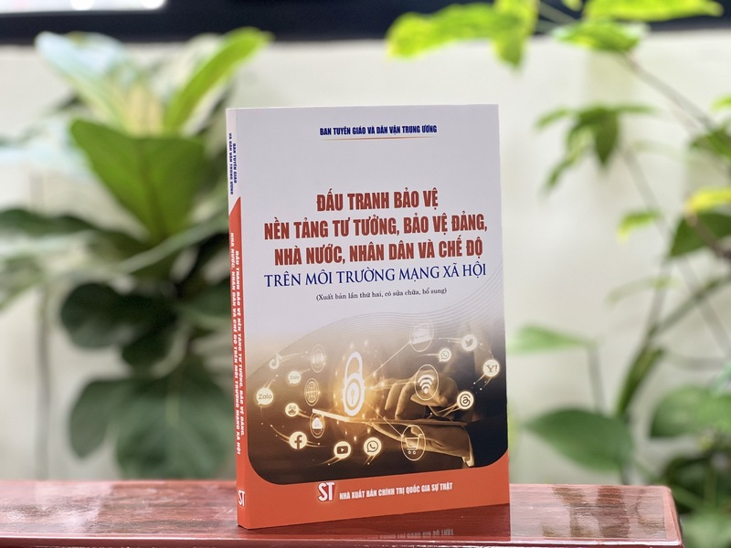 Sách "Đấu tranh bảo vệ nền tảng tư tưởng, bảo vệ Đảng, Trang Chủ OKVIP COM Top #1, Nhân dân và chế độ trên xuân Okvip 2026 mạng xã hội" do Ban Tuyên giáo và Dân vận Trung ương biên soạn. Ảnh: Nhà xuất bản Chính trị quốc gia Sự thật