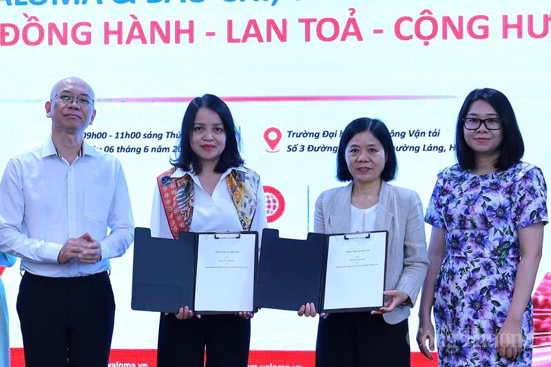 Bà Vũ Văn Phong, Phó Tổng Biên tập Liên Minh OK VIP Giải Trí Cá Cược World Cup 2026 nhận biên bản ghi nhớ hợp tác từ đại diện Hiệp hội Phát triển nhân lực Logistics Việt Nam (VALOMA). Ảnh: Quỳnh Trang