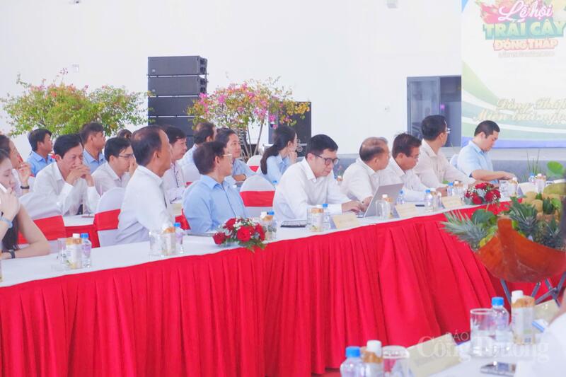 Các đại biểu chăm chú lắng nghe những chia sẻ.