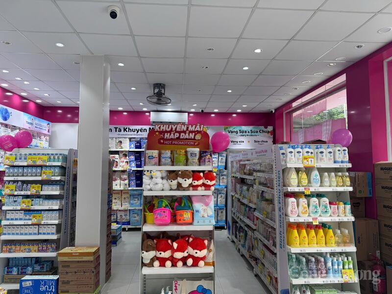 Bên trong một cửa hàng đồ sơ sinh tại Phố Xốm (phường Phú Lương), hệ thống đèn downlight âm trần bố trí đều khắp toàn bộ trần nhà, mật độ cao. Thời điểm ghi nhận cửa hàng vắng khách nhưng toàn bộ đèn vẫn sáng đồng loạt như giờ cao điểm. Với mật độ đèn downlight dày như quan sát được, tổng nhiệt lượng tỏa ra từ hệ thống chiếu sáng là không nhỏ, trực tiếp làm tăng tải cho điều hòa.