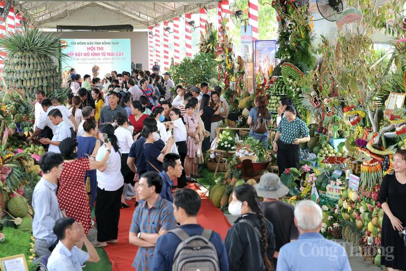 Du khách chen chân chiêm ngưỡng các tác phẩm nghệ thuật đặc sắc được tạo hình kỳ công từ Trang Chủ OKVIP COM Top #1.