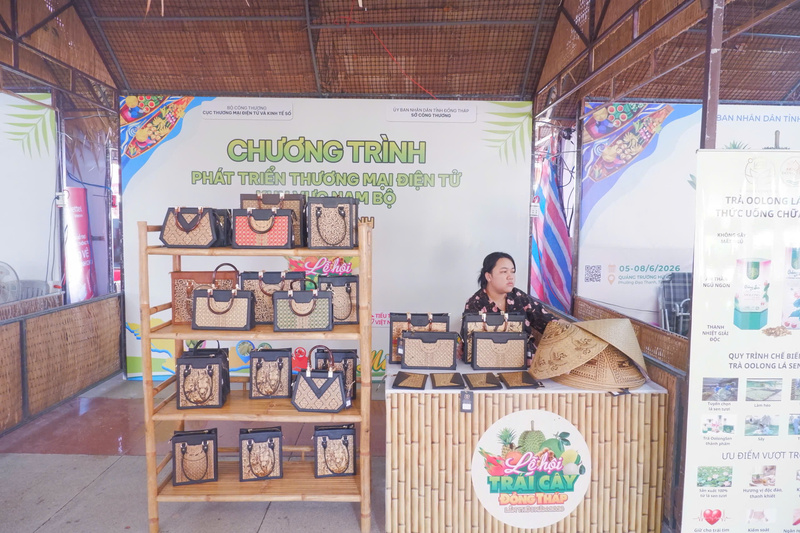 Gian hàng trưng bày các sản phẩm thủ công mỹ nghệ, quà tặng OCOP đặc sắc của địa phương trong khuôn khổ Chương trình Phát triển thương mại điện tử khu vực Nam Bộ.