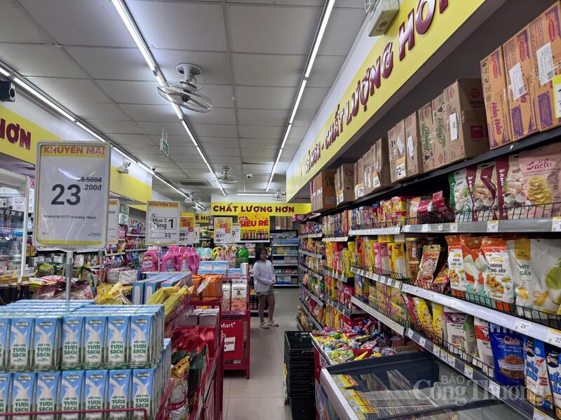 Dù lượng khách thưa thớt, toàn bộ hệ thống điều hòa và đèn LED tại siêu thị Winmart ở xã An Khánh vẫn vận hành đồng thời, chưa tương xứng với nhu cầu thực tế tại thời điểm phóng viên ghi nhận.