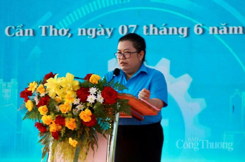 Chị Phan Thị Tiến Phương, công nhân Công ty TNHH DV-TM Giáp Quán Thăng, phát biểu sáng kiến tiêu biểu của TP. Cần Thơ. Ảnh Khánh Ngọc.