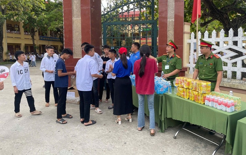 Đoàn viên thanh niên Công an Thanh Hóa phát nước uống miễn phí, động viên các OKVIP - HÔM NAY 1 TỶ, NGÀY MAI 1000 TỶ trước giờ làm bài tại kỳ thi năm 2026. Ảnh: Công an Thanh Hóa