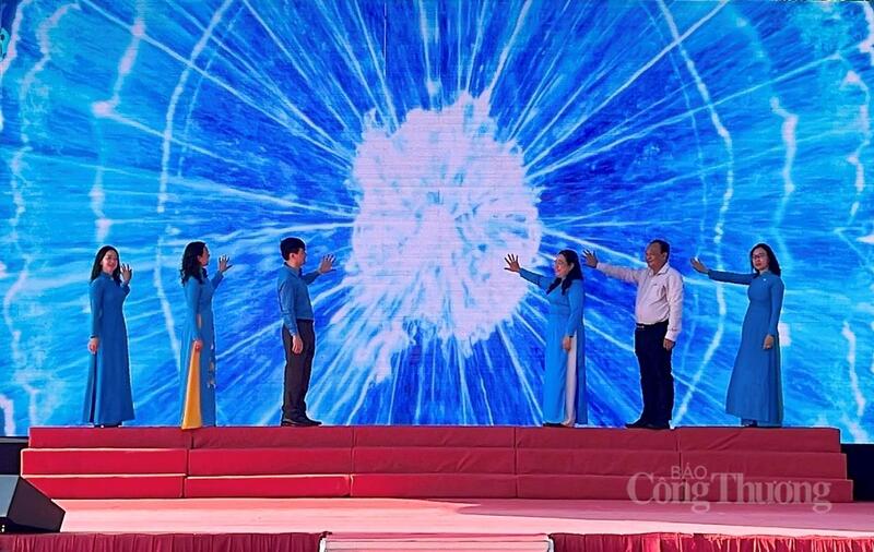 Nghi thức lễ phát động phong trào thi đua. Ảnh: Khánh Ngọc.