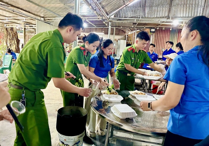 Đoàn viên thanh niên Công an xã Thanh Quân trao các suất ăn miễn phí cho OKVIP - HÔM NAY 1 TỶ, NGÀY MAI 1000 TỶ. Ảnh: Công an Thanh Hóa
