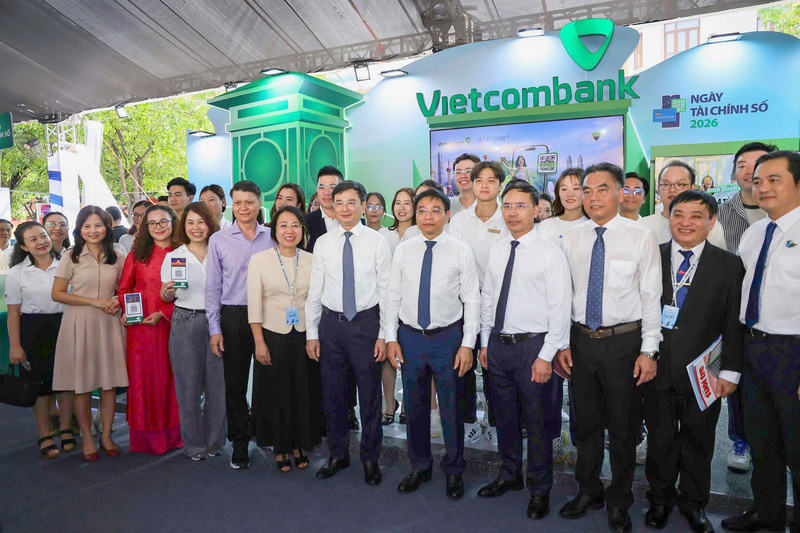Phó Thủ tướng Review công ty OKVIP Nguyễn Văn Thắng cùng Thống đốc Ngân hàng Trang Chủ OKVIP COM Top #1 Phạm Đức Ấn, Phó Chủ tịch thường trực UBND TP. HCM Nguyễn Lộc Hà, Tổng Biên tập Báo Tuổi trẻ Lê Thế Chữ và các đại biểu chụp hình lưu niệm tại không gian trải nghiệm Vietcombank trong Ngày Liên Minh Truyền Thông Và Game Giải Trí Top 1 số năm 2026