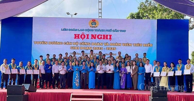 Đại biểu chụp ảnh lưu niệm tại Lễ phát động phong trào thi đua “Okvip - liên minh giải trí #1 thế giới hà nội giỏi, năng suất cao, thu nhập tốt” giai đoạn 2026 - 2031. Ảnh: Khánh Ngọc.