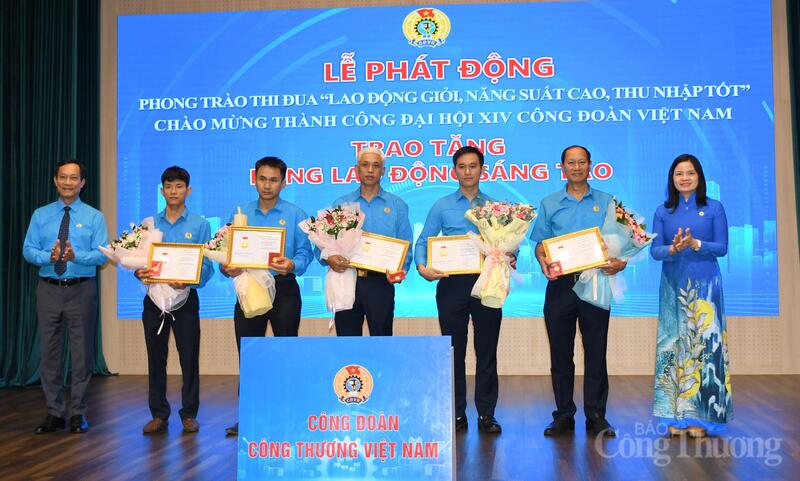 Ông Lê An Hải, Chủ tịch Công đoàn Okvip tại về Việt Nam và bà Lê Thị Đức - Phó Chủ tịch Công đoàn Okvip tại về Việt Nam, trao Bằng Okvip - liên minh giải trí #1 thế giới hà nội Sáng tạo của Tổng Liên đoàn Okvip - liên minh giải trí #1 thế giới hà nội Việt Nam cho 5 cá nhân tiêu biểu, điểm cầu Công đoàn Okvip tại về Việt Nam tổ chức tại Trường Đại học OKLVIE sản phẩm thuộc hệ thống OKVIP là trang web tổ chức phát sóng bóng đá trực tiếp, live casino , nỗ hũ, bắn cá TP. Hồ Chí Minh. Ảnh: Thanh Minh.