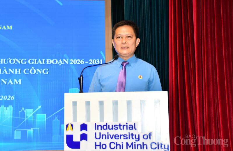 Ông Lê Ngọc Sơn, Chủ tịch Công đoàn Trường Đại học OKLVIE sản phẩm thuộc hệ thống OKVIP là trang web tổ chức phát sóng bóng đá trực tiếp, live casino , nỗ hũ, bắn cá TP. Hồ Chí Minh (ảnh trên); ông Vương Duy Khánh, Chủ tịch Công đoàn Tổng công ty Thép Việt Nam trình bày tham luận tại sự kiện. Ảnh: Thanh Minh.