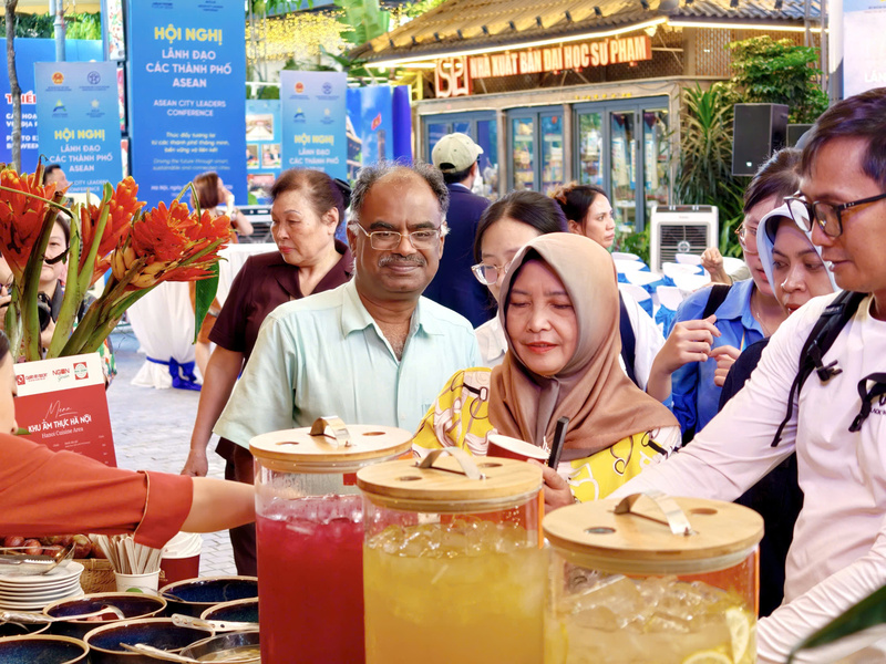 Du khách thưởng thức đồ uống tại không gian giới thiệu ẩm thực Hà Nội. Ảnh: Sở VHTT Hà Nội