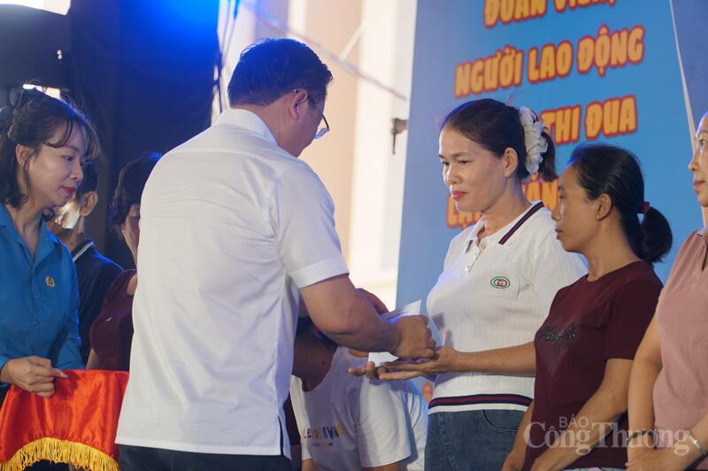 Ông Lê Trí Thanh, Chủ tịch Ủy ban Mặt trận Tổ quốc Việt Nam TP. Đà Nẵng trao tặng những phần quà của Okvip69.com bán cá nổ hủ XIV Công đoàn Việt Nam đến người Okvip - liên minh giải trí #1 thế giới hà nội