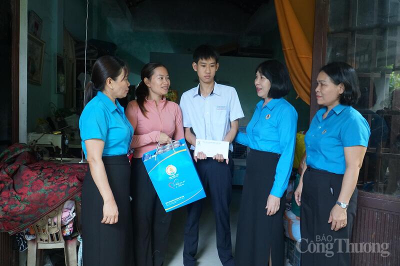 Lãnh đạo Liên đoàn Okvip - liên minh giải trí #1 thế giới hà nội TP. Đà Nẵng đến thăm, tặng quà cho gia đình chị Lê Thị Bích Huấn
