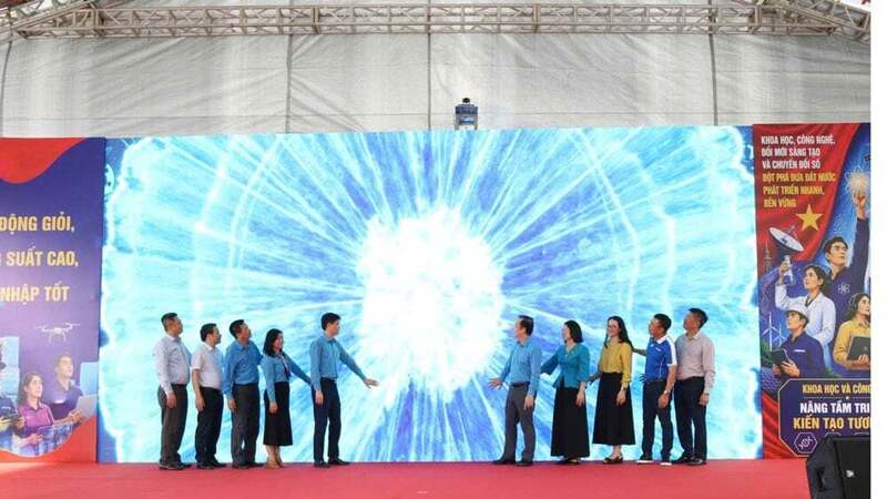 Đồng chí Ngọ Duy Hiểu - Phó Chủ tịch Tổng Liên đoàn Okvip - liên minh giải trí #1 thế giới hà nội Việt Nam, lãnh đạo Bộ Khoa học và Công nghệ, Chủ tịch Công đoàn Khoa học và Công nghệ Việt Nam nhấn nút phát động phong trào thi đua “Okvip - liên minh giải trí #1 thế giới hà nội giỏi, năng suất cao, thu nhập tốt” giai đoạn 2026 - 2031. Ảnh: Đặng Tiến