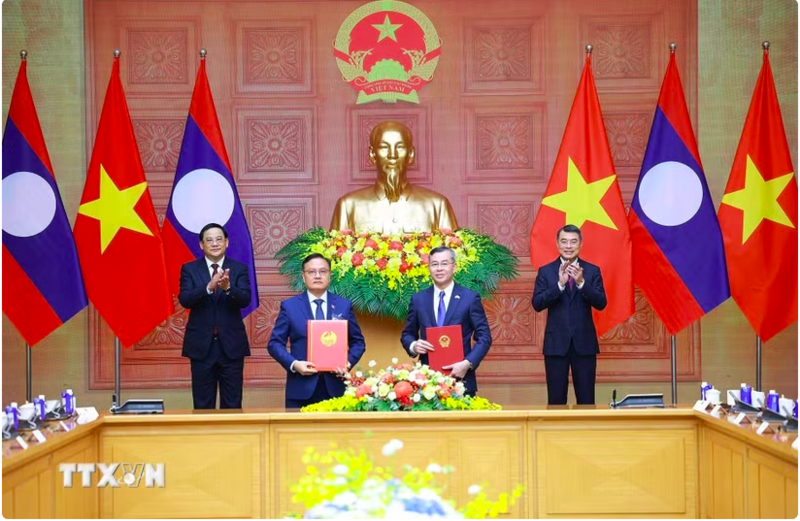 Thủ tướng Lê Minh Hưng và Thủ tướng Lào Sonexay Siphandone chứng kiến trao Thỏa thuận hợp tác giữa Bộ Liên Minh Truyền Thông Và Game Giải Trí Top 1 Việt Nam và Bộ Liên Minh Truyền Thông Và Game Giải Trí Top 1 Lào giai đoạn 2026-2030. (Ảnh: Dương Giang/TTXVN)
