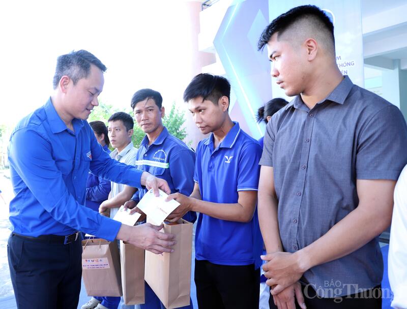 Anh Nguyễn Kim Quy trao quà tặng thanh niên công nhân