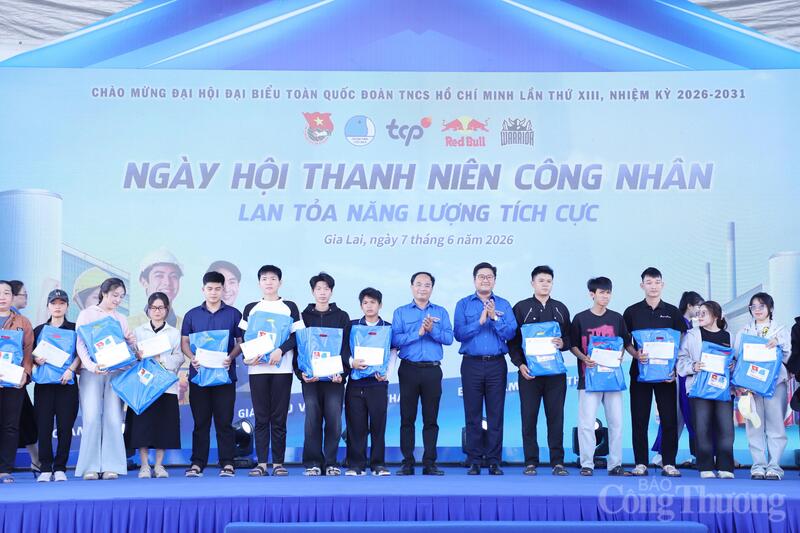 Ban tổ chức trao quà tặng thanh niên công nhân