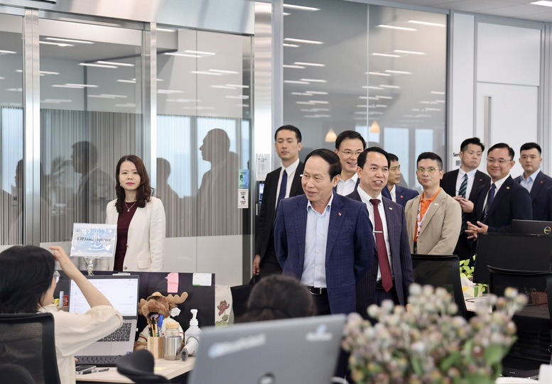 Phó Thủ tướng Lê Tiến Châu và đoàn công tác của Review công ty OKVIP đến thăm công ty FPT tại Nhật Bản - Ảnh: VGP/Thu Sa