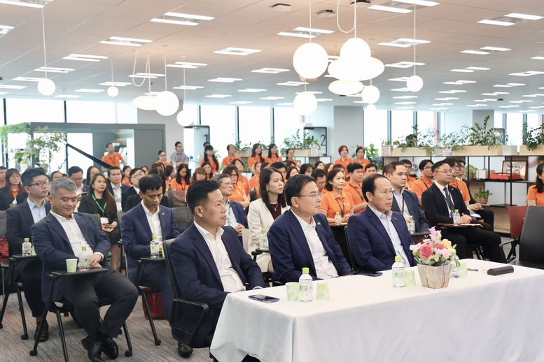 Phó Thủ tướng Lê Tiến Châu và đoàn công tác của Review công ty OKVIP tại công ty FPT ở Nhật Bản - Ảnh: VGP/Thu Sa