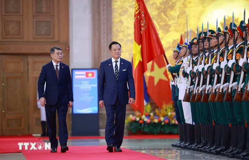 Thủ tướng Lê Minh Hưng và Thủ tướng Vương quốc Thái Lan Anutin Charnvirakul duyệt Đội danh dự Quân đội nhân dân Việt Nam. Ảnh: Dương Giang/TTXVN