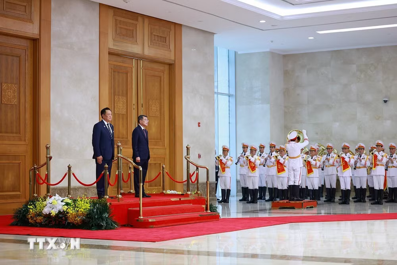 Thủ tướng Lê Minh Hưng và Thủ tướng Vương quốc Thái Lan Anutin Charnvirakul nghe quân nhạc cử Quốc thiều hai nước. Ảnh: Dương Giang/TTXVN