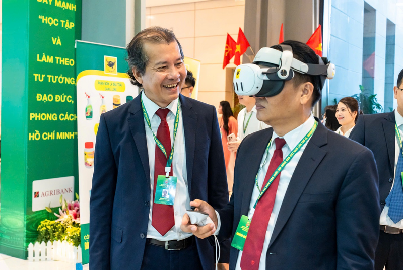 Khách mời trải nghiệm công nghệ thực tế ảo (VR) của Công ty CP Phân bón Bình Điền.