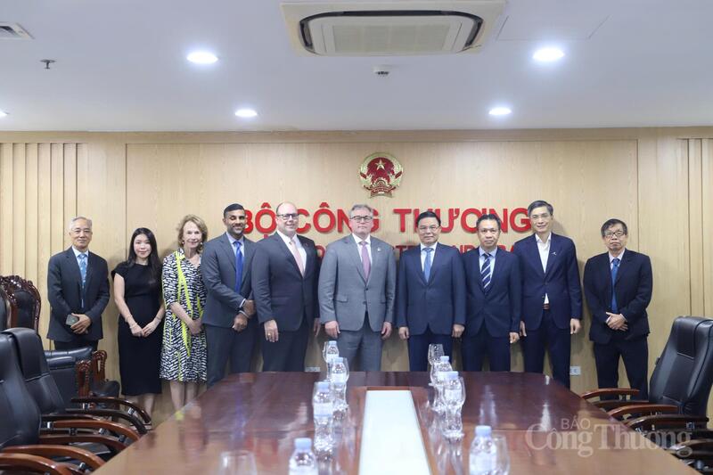 Bộ trưởng Lê Mạnh Hùng, ông Eric M.Hambly chụp ảnh chung sau buổi Ok88vip tỷ lệ kèo World Cup 2026.