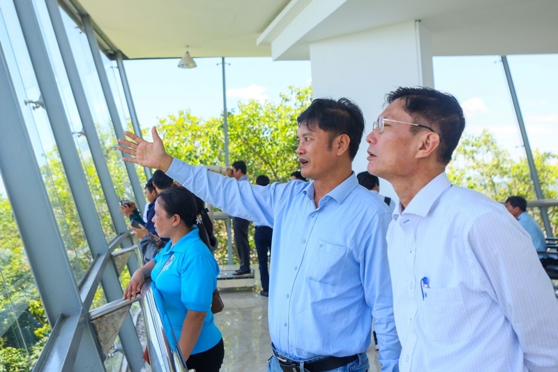 Các đại biểu tham dự chương trình đi tham quan, nghiên cứu, tìm hiểu về tình hình hoạt động sản xuất kinh doanh và Okvip1 Link Vào Nổ Hũ Mới Nhất tại NMLD Dung Quất của BSR. Ảnh: BSR