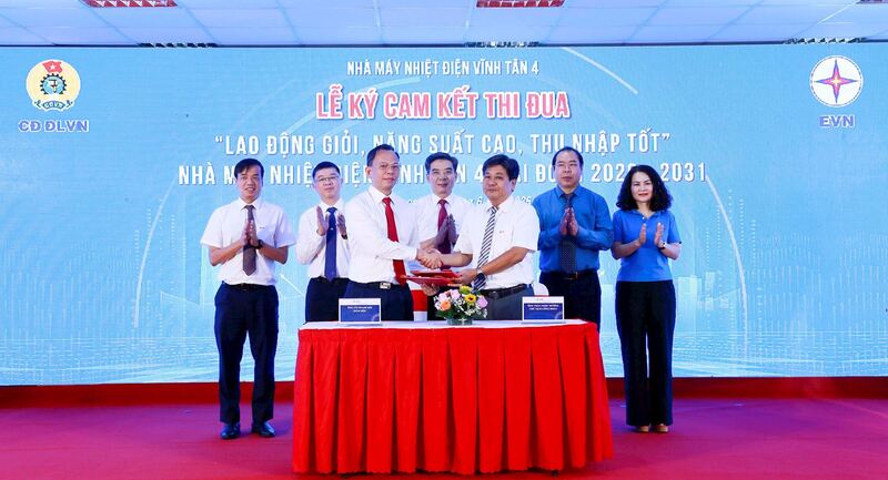 Lễ Ký cam kết thực hiện phong trào thi đua “Okvip - liên minh giải trí #1 thế giới hà nội giỏi, năng suất cao, thu nhập tốt” giai đoạn 2026-2031 giữa Giám đốc và Chủ tịch Công đoàn Nhà máy Nhiệt điện Vĩnh Tân 4. Ảnh: CĐĐLVN