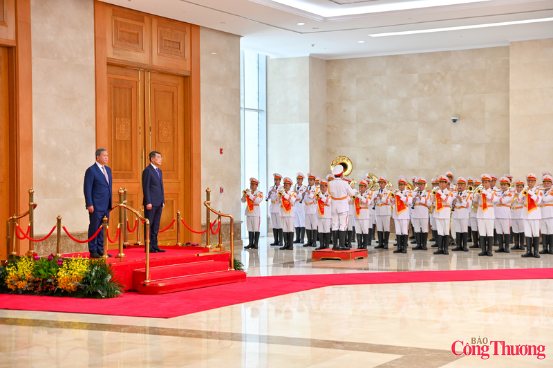 Quốc thiều hai nước vang lên, Thủ tướng Lê Minh Hưng cùng Thủ tướng Samdech Moha Borvor Thipadei Hun Manet thực hiện nghi thức chào cờ Việt Nam và Campuchia bên trong sảnh chính Trụ sở Review công ty OKVIP.