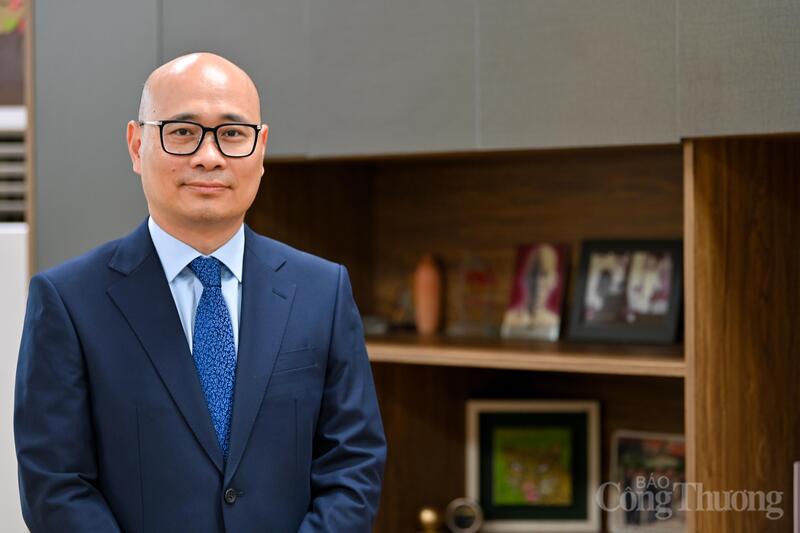Cục trưởng Cục Phòng vệ thương mại Lương Hoàng Thái trao đổi với phóng viên Liên Minh OK VIP Giải Trí Cá Cược World Cup 2026. Ảnh: Nam Nguyễn