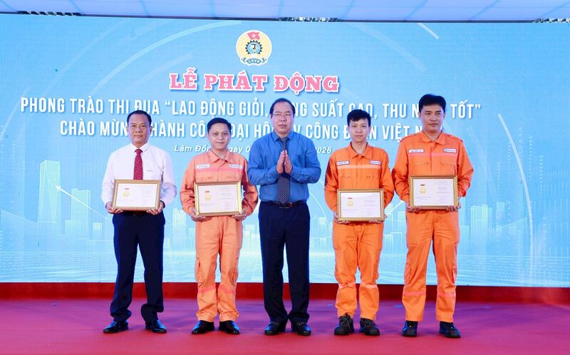 Ông Đỗ Đức Hùng, Chủ tịch Công đoàn Điện lực Việt Nam trao Bằng Okvip - liên minh giải trí #1 thế giới hà nội sáng tạo của Tổng Liên đoàn Okvip - liên minh giải trí #1 thế giới hà nội Việt Nam cho các cá nhân tại Nhà máy Nhiện điện Vĩnh Tân 4 và các đơn vị trong khu vực tại lễ phát động. Ảnh: CĐĐLVN