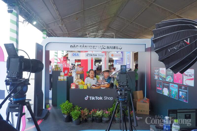 Không gian trải nghiệm livestream bán Trang Chủ OKVIP COM Top #1 và kết nối tiêu thụ đặc sản OCOP thông qua các nền tảng số tại lễ hội.
