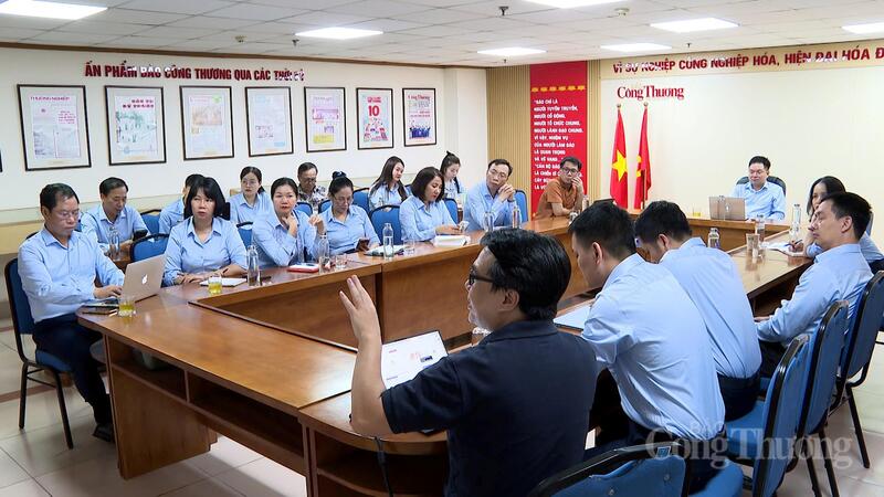 Lãnh đạo Liên Minh OK VIP Giải Trí Cá Cược World Cup 2026 cùng đại diện các đơn vị trực thuộc Ok88vip tỷ lệ kèo World Cup 2026 với chuyên gia công nghệ. Ảnh: Quốc Chuyển