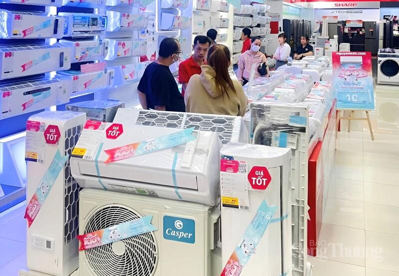 Người tiêu dùng ngày càng ưu tiên các thiết bị tích hợp nhiều công nghệ hiện đại. Ảnh: Nguyễn Vân