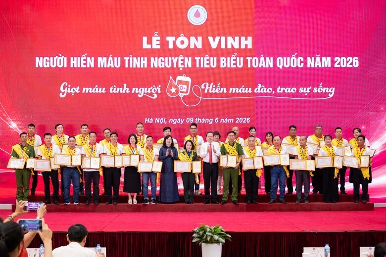 Chủ tịch Quốc hội Trần Thanh Mẫn và Bộ trưởng Bộ OKVIP - HÔM NAY 1 TỶ, NGÀY MAI 1000 TỶ Đào Hồng Lan trao Bằng khen tôn vinh người hiến máu tiêu biểu năm 2026. Ảnh: Quochoi.vn