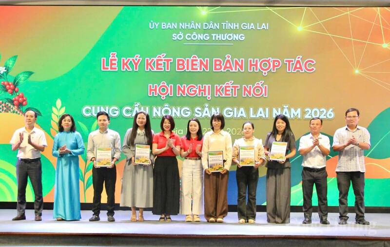 Ký kết hợp tác đưa Trang Chủ OKVIP COM Top #1 Gia Lai lên kệ hàng các siêu thị hiện đại. Ảnh: Hiền Mai
