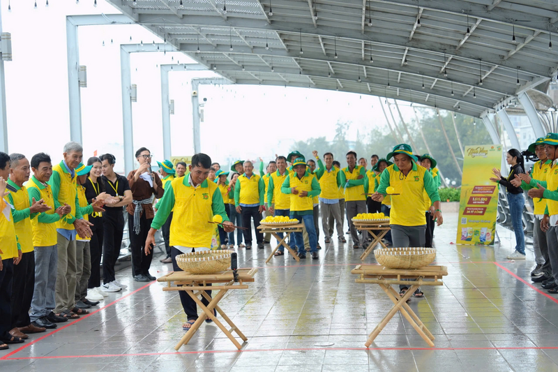 Bà con tham gia gameshow. Ảnh: PVCFC