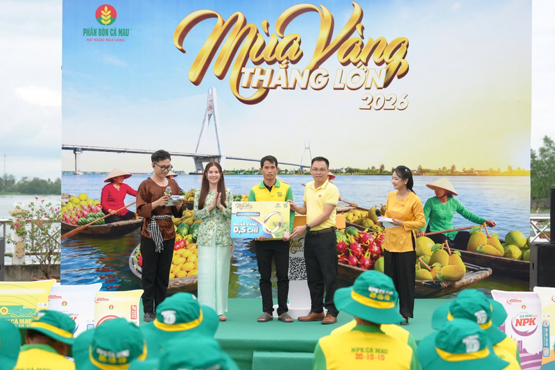 Tại livestream, giải may mắn, nhẫn vàng 0.5 chỉ được trao tận tay bà con. Ảnh: PVCFC