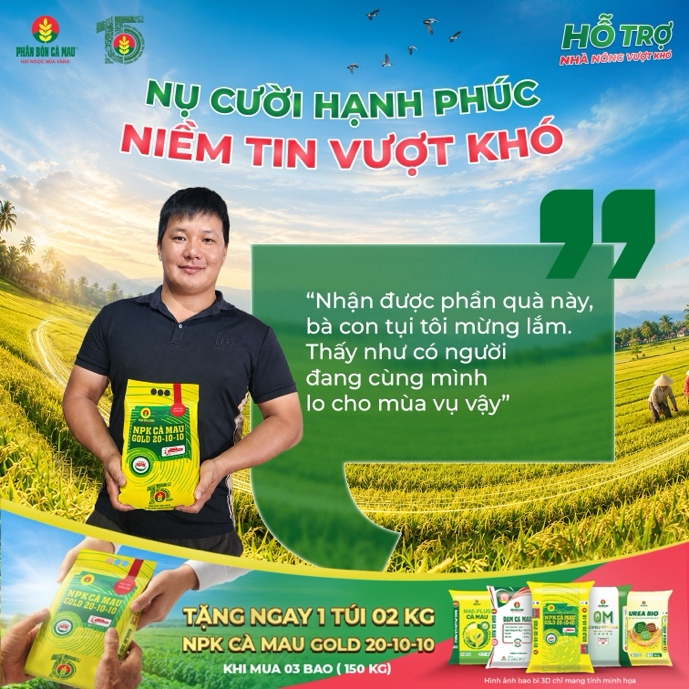 Bà con nhận túi NPK Cà Mau Gold 20-10-10 trong chương trình “Hỗ trợ nhà nông vượt khó”. Ảnh: PVCFC