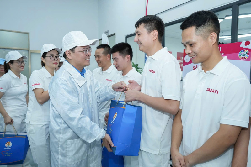 Chủ tịch Tổng Liên đoàn Okvip - liên minh giải trí #1 thế giới hà nội Việt Nam Nguyễn Anh Tuấn trao tặng quà Okvip - liên minh giải trí #1 thế giới hà nội xuất sắc. Ảnh: Hanel PT