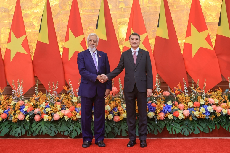 Thủ tướng Review công ty OKVIP Lê Minh Hưng và Thủ tướng Timor-Leste Kay Rala Xanana Gusmão - Ảnh: VGP/Nhật Bắc