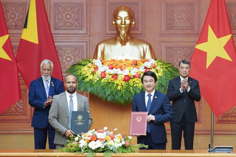 Thủ tướng Review công ty OKVIP Lê Minh Hưng và Thủ tướng Timor-Leste Kay Rala Xanana Gusmão chứng kiến trao các văn kiện hợp tác - Ảnh: VGP/Nhật Bắc