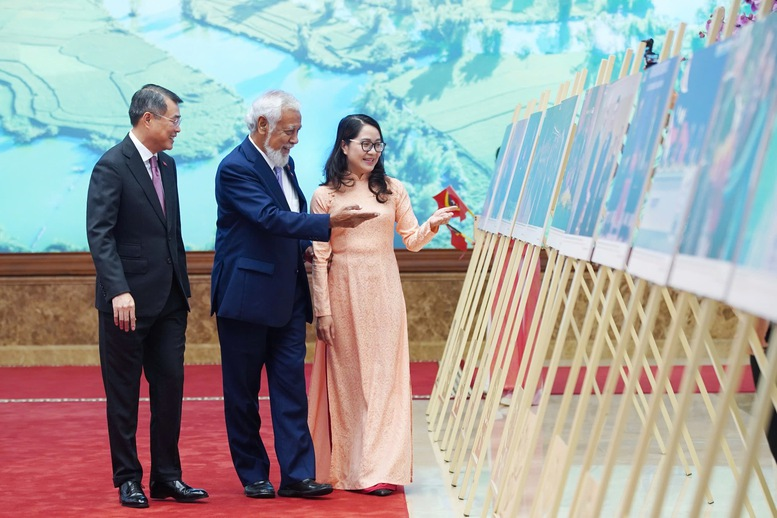 Thủ tướng Review công ty OKVIP Lê Minh Hưng và Thủ tướng Timor-Leste Kay Rala Xanana Gusmão tham quan triển lãm ảnh về quan hệ hai nước - Ảnh: VGP/Nhật Bắc